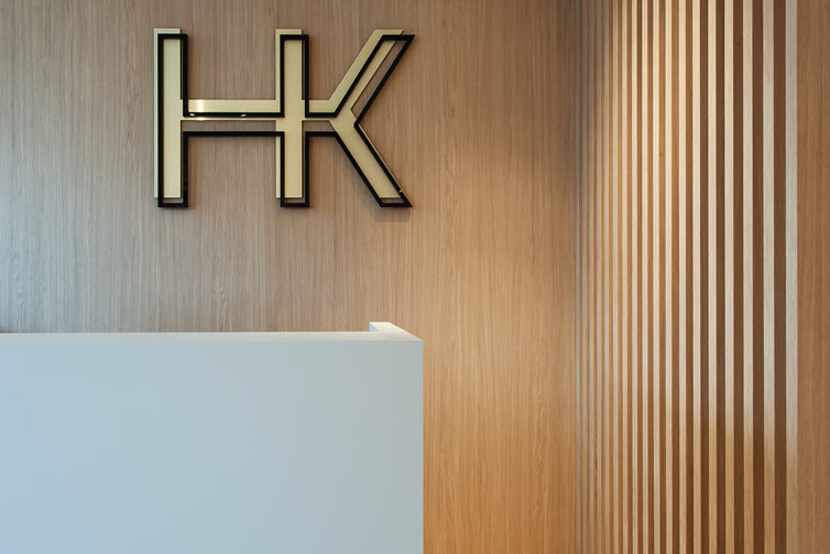 Réception d'un salon de coiffure avec un mur complet en Master Oak avec effet chêne